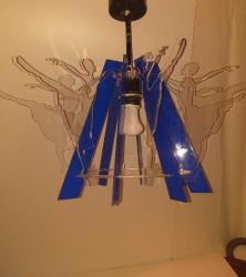 Işık açıkken sıcak ve davetkâr, kapalıyken heykelsi bir siluet.                Mimar tasarımı