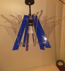 Işık açıkken sıcak ve davetkâr, kapalıyken heykelsi bir siluet.                Mimar tasarımı