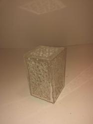 Işık açıkken sıcak ve davetkâr, kapalıyken heykelsi bir siluet.                Mimar tasarımı