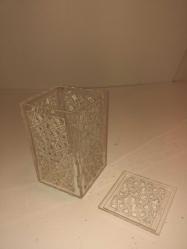 Işık açıkken sıcak ve davetkâr, kapalıyken heykelsi bir siluet.                Mimar tasarımı