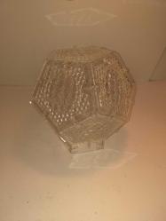 Işık açıkken sıcak ve davetkâr, kapalıyken heykelsi bir siluet.                Mimar tasarımı