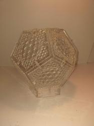 Işık açıkken sıcak ve davetkâr, kapalıyken heykelsi bir siluet.                Mimar tasarımı