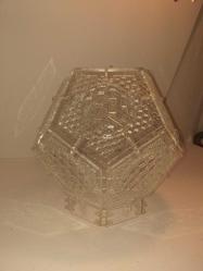 Işık açıkken sıcak ve davetkâr, kapalıyken heykelsi bir siluet.                Mimar tasarımı