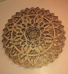 Işık açıkken sıcak ve davetkâr, kapalıyken heykelsi bir siluet.                Mimar tasarımı