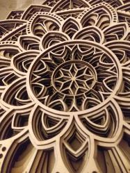 Işık açıkken sıcak ve davetkâr, kapalıyken heykelsi bir siluet.                Mimar tasarımı