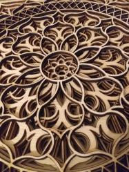 Işık açıkken sıcak ve davetkâr, kapalıyken heykelsi bir siluet.                Mimar tasarımı