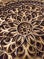 Işık açıkken sıcak ve davetkâr, kapalıyken heykelsi bir siluet.                Mimar tasarımı