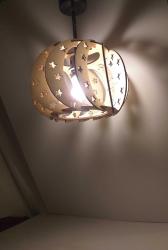 Işık açıkken sıcak ve davetkâr, kapalıyken heykelsi bir siluet.                Mimar tasarımı