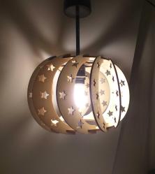 Işık açıkken sıcak ve davetkâr, kapalıyken heykelsi bir siluet.                Mimar tasarımı