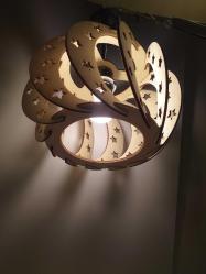 Işık açıkken sıcak ve davetkâr, kapalıyken heykelsi bir siluet.                Mimar tasarımı