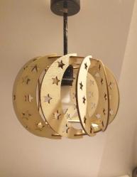 Işık açıkken sıcak ve davetkâr, kapalıyken heykelsi bir siluet.                Mimar tasarımı