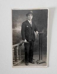 “Yeni Dünya Fotoğrafhanesi”  Damgalı Cumhuriyet Erken Dönem Stüdyo Erkek Fotoğrafı