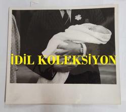 KRAL III. CHARLES'IN (CHARLES PHILIP ARTHUR GEORGE) ORİJİNAL FOTOĞRAFI - ORIGINAL PHOTOGRAPH OF CHARLES III, (CHARLES PHILIP ARTHUR GEORGE) - 21 x 15 cm EBADINDA - PRINCE CHARLES IS HOLDING HIS BABY WILLIAM IN HIS ARMS.