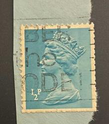 İngiltere Pulu - England Stamp - Mektup Zarfından Kesilmiş / Postadan Geçmiş Pul Filateli - DAMGALI -  KRALİÇE II. ELIZABETH TEMALI PUL, 1/2 PARA - YABANCI PULLAR -NOSTALJİK DOĞUM GÜNÜ HEDİYESİ