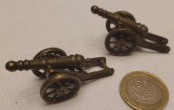 2 ADET METAL MODEL TOP . DAĞILAN KOLEKSİYONDAN. NADİR.