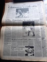Cumhuriyet Gazetesi - Turkish Newspaper - 15 Eylül 1994 - şampiyonlar ligi maçında Barcelona 2 Galatasaray 1 Fotoğrafı - Mesut Yılmaz Tansu Çiller beni rezil etti dedi - Ahmet Ertegün'den büyük bağış - solda Erdal İnönü rüzgarı - Karacaahmet cemevi'nde  bomba tedirginliği fotoğraf - 39 PKK'li öldürüldü - Refah Parti'li Üsküdar belediyesi'nden farklı uygulama türbedeki inşaata ruhsat - Bill Clinton destek arıyor - öldürülen öğretmenlere tazminat - yazar Muzaffer İlhan Erdost'un konferansı - 12 Eylül dosyası hazırlayanlar Deniz Teztel Hülya Topçu Yazı Dizisi - Murat Karayalçın'ın liderlik sıkıntıları - Cezayir'de barış umutları - 3. Binyıl'a doğru Yazı Dizisi - Demet'in kınalı Bebek adlı ilk kaseti Uzay Heparı'nın son çalışması - 51. Uluslararası Venedik film festivalinin ardından fotoğraf - televizyon programı - Fenerbahçe'de suçlu aranıyor - Trabzonspor'da yeni başkan Faruk Özak - Beşiktaş kaptanı Rıza Çalımbay Helsinki'yi elemekten başka çaremiz yok dedi fotoğraf - İstanbul'da yıkım