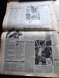 Cumhuriyet Gazetesi - Turkish Newspaper - 21 Haziran 1994 - Meclis DGM başsavcısı Nusret Demiral'a direniyor - DEP kökenli iki bağımsız milletvekili Selim Sadak ve Sedat Yurtdaş hakkında gözaltı talimatı - Mahmut Alınak Avrupa'daki DEP'lilere sert çıktı - kerbela şehitleri kanlı anıldı Fotoğrafı - Tofaş fiyat düşürdü - ÖYS deneme sınavı - DGM İddianamesi İBDA- C PKK'ye destek veriyor - Tansu Çiller'in serveti gayrimeşru - elektrik ampulü gibi laiklik yazan İlhan Selçuk - SHP Onursal Başkanı Erdal İnönü laiklikten ödün veremeyiz - özelleştirme kamu mülkü haraç mezat yazan Aydın Engin - Yahya Demirel'e 2.7 trilyonluk teşvik - Riyad Yemeni görmek istiyor - Türklerin Orta Asya düşü söndü - Yepes'in büyülü gitarı CRR'de fotoğraf - televizyonda günün filmleri - Efes Pilsen Obradoviç ile anlaştı ama sırp federasyonu izin vermedi - ABD 94 Dünya kupasında sürprizler yaşanıyor - eşcinsel olimpiyatı futbolu bastırdı - Galatasaray Salzburg'un kalecisi Conrad ile prensipte anlaştı
