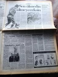 Cumhuriyet Gazetesi - Turkish Newspaper - 11 Kasım 1996 - Atatürk ölüm yıldönümünde anıldı - Anıtkabir'e yürüyen onbinler haykırdı şeriata geçit yok fotoğraf - Kayseri'nin Refah Partili Belediye Başkanı Şükrü Karatepe laikliğe kin kustu - Necmettin Erbakan rahatsız oldu - polis ülkücü Abdullah Çatlı'yı kayırdı - Yekta Güngör Özden'e Atatürk ödülü - sağ basında anma sendromu - Milli takım San Marino'ya fark attı - Müslüman boksör Mike Tyson'ı da yendiler - Sultanbeyli'ye Atatürk anıtı - Yaşar Kemal'e yazan Talip Apaydın - Tansu Çiller'in ayak bağları Mehmet Ağar Necdet Menzil Ünal Erkan Yalım Erez fotoğraf - Barolar temiz devlet istedi - Türk askeri Ürdün çölünde - Bosna'da Mladiç temizliği - Urfa'nın Bijanları - Londra Film festivali 40 yaşında - haftanın sanat çizelgesi - Frank Sinatra taburcu edildi - televizyon programı - A milli futbol takımı Hyat Regancy Otel'de düzenlenen Atatürk köşesinde saygı duruşunda bulundu fotoğraf - milli takımı Oktay Derelioğlu coşturdu
