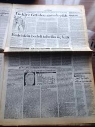 Cumhuriyet Gazetesi - Turkish Newspaper - 11 Kasım 1996 - Atatürk ölüm yıldönümünde anıldı - Anıtkabir'e yürüyen onbinler haykırdı şeriata geçit yok fotoğraf - Kayseri'nin Refah Partili Belediye Başkanı Şükrü Karatepe laikliğe kin kustu - Necmettin Erbakan rahatsız oldu - polis ülkücü Abdullah Çatlı'yı kayırdı - Yekta Güngör Özden'e Atatürk ödülü - sağ basında anma sendromu - Milli takım San Marino'ya fark attı - Müslüman boksör Mike Tyson'ı da yendiler - Sultanbeyli'ye Atatürk anıtı - Yaşar Kemal'e yazan Talip Apaydın - Tansu Çiller'in ayak bağları Mehmet Ağar Necdet Menzil Ünal Erkan Yalım Erez fotoğraf - Barolar temiz devlet istedi - Türk askeri Ürdün çölünde - Bosna'da Mladiç temizliği - Urfa'nın Bijanları - Londra Film festivali 40 yaşında - haftanın sanat çizelgesi - Frank Sinatra taburcu edildi - televizyon programı - A milli futbol takımı Hyat Regancy Otel'de düzenlenen Atatürk köşesinde saygı duruşunda bulundu fotoğraf - milli takımı Oktay Derelioğlu coşturdu