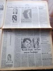 Cumhuriyet Gazetesi - Turkish Newspaper - 11 Kasım 1996 - Atatürk ölüm yıldönümünde anıldı - Anıtkabir'e yürüyen onbinler haykırdı şeriata geçit yok fotoğraf - Kayseri'nin Refah Partili Belediye Başkanı Şükrü Karatepe laikliğe kin kustu - Necmettin Erbakan rahatsız oldu - polis ülkücü Abdullah Çatlı'yı kayırdı - Yekta Güngör Özden'e Atatürk ödülü - sağ basında anma sendromu - Milli takım San Marino'ya fark attı - Müslüman boksör Mike Tyson'ı da yendiler - Sultanbeyli'ye Atatürk anıtı - Yaşar Kemal'e yazan Talip Apaydın - Tansu Çiller'in ayak bağları Mehmet Ağar Necdet Menzil Ünal Erkan Yalım Erez fotoğraf - Barolar temiz devlet istedi - Türk askeri Ürdün çölünde - Bosna'da Mladiç temizliği - Urfa'nın Bijanları - Londra Film festivali 40 yaşında - haftanın sanat çizelgesi - Frank Sinatra taburcu edildi - televizyon programı - A milli futbol takımı Hyat Regancy Otel'de düzenlenen Atatürk köşesinde saygı duruşunda bulundu fotoğraf - milli takımı Oktay Derelioğlu coşturdu