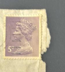 İngiltere Pulu - England Stamp - Mektup Zarfından Kesilmiş / Postadan Geçmiş Pul Filateli - DAMGALI - KRALİÇE II. ELIZABETH TEMALI PUL, 5 PARA - YABANCI PULLAR -NOSTALJİK DOĞUM GÜNÜ HEDİYESİ