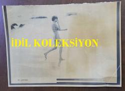 PRENSES DIANA'NIN ORİJİNAL HABER AJANSI BASIM FOTOĞRAFI (KAĞIT BASKI) - NEWS AGENCY PHOTO (PAPER PRINT) OF PRINCESS DIANA - 21 x 15 cm EBADINDA - PRINCESS DIANA MAYOSUYLA KUMSALDAYKEN - PRINCESS DIANA WALKING ON THE BEACH IN A SWIMSUIT.