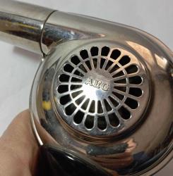 antika AEG Saç Kurutma Makinesi. 110 wolt orjinal herşeyi ile. metal gövdeli. 110 wolt olduğu için deneme yapılamadı koleksiyon dekorluk olarak satışta. çalışıp çalışmadığı bilinmiyor