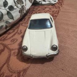 Bandai Toy Co. tarafından üretilen nadir 911 Porsche Sürtünme Teneke Oyuncağı. 1960'larda Japonya'da üretilmiştir. Uzunluk 26 cm Yükseklik 9cm en 10 cm