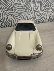 Bandai Toy Co. tarafından üretilen nadir 911 Porsche Sürtünme Teneke Oyuncağı. 1960'larda Japonya'da üretilmiştir. Uzunluk 26 cm Yükseklik 9cm en 10 cm