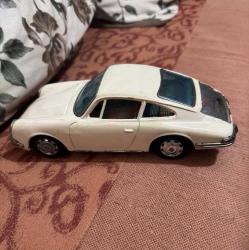 Bandai Toy Co. tarafından üretilen nadir 911 Porsche Sürtünme Teneke Oyuncağı. 1960'larda Japonya'da üretilmiştir. Uzunluk 26 cm Yükseklik 9cm en 10 cm