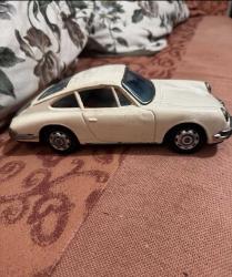 Bandai Toy Co. tarafından üretilen nadir 911 Porsche Sürtünme Teneke Oyuncağı. 1960'larda Japonya'da üretilmiştir. Uzunluk 26 cm Yükseklik 9cm en 10 cm