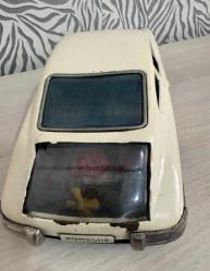 Bandai Toy Co. tarafından üretilen nadir 911 Porsche Sürtünme Teneke Oyuncağı. 1960'larda Japonya'da üretilmiştir. Uzunluk 26 cm Yükseklik 9cm en 10 cm