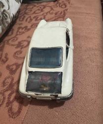 Bandai Toy Co. tarafından üretilen nadir 911 Porsche Sürtünme Teneke Oyuncağı. 1960'larda Japonya'da üretilmiştir. Uzunluk 26 cm Yükseklik 9cm en 10 cm