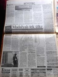 Büyük Kurultay Gazetesi - Turkish Newspaper - 9 Şubat 1998 - Susurluk adına ihanet çemberi - Ebulfez Elçibey ittifakla yeniden genel başkan seçildi - Azerbaycan'da AHCP rüzgarı fotoğraf - Türkmenlerin Hakkı garantiye alınmalı - memura grev hakkı verilmeli - Doğu Türkistan'da 192 Türk idam edildi - büyükelçiler MHP'yi ziyaret etti - memura sendika yasasını MHP yakın takibe  aldı - DHKPC'liler devlete isyan bayrağı açtılar - özel tim'de bıyık operasyonu - madalyalı tek ülke Türkiye - tarihi konuşturmak yazan Mustafa Buhan - Yunanlı interneti işgal etti - Azerbaycan cumhurbaşkanı Haydar Aliyev Bakü Ceyhan boru hattı için teminat verdi - Dev Sol militarlığı tarafından katledilen Nihat Uygun rahmetle anıldı fotoğraf - ülkücü gözüyle Susurluk ve değerlendirmesi - ölümünün 6. Yıldönümü dolayısıyla Türkmen şairi  Mehmet İzzet Hattat - Atatürk ve maske olarak kullananlar - Din eğitimine Danıştay darbesi - Kürt vatandaşlarımıza Apo kin kustu - Şanar Yurdatapan'a 10 ay hapis fotoğraf