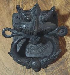 Avrupa, Ejderha (Balık) Temalı Kapı Çekme Kollu Tokmak. Benzersiz-Mükemmel Detaylı Kabartmalı 1. Sınıf Dökme Demir. 18. Yüzyıl Sonları. Yetenekli Zanaatkarlar Tarafından Dökülmüş El Yapımı.