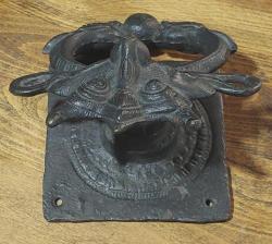 Avrupa, Ejderha (Balık) Temalı Kapı Çekme Kollu Tokmak. Benzersiz-Mükemmel Detaylı Kabartmalı 1. Sınıf Dökme Demir. 18. Yüzyıl Sonları. Yetenekli Zanaatkarlar Tarafından Dökülmüş El Yapımı.