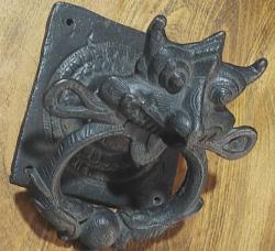 Avrupa, Ejderha (Balık) Temalı Kapı Çekme Kollu Tokmak. Benzersiz-Mükemmel Detaylı Kabartmalı 1. Sınıf Dökme Demir. 18. Yüzyıl Sonları. Yetenekli Zanaatkarlar Tarafından Dökülmüş El Yapımı.