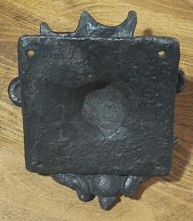 Avrupa, Ejderha (Balık) Temalı Kapı Çekme Kollu Tokmak. Benzersiz-Mükemmel Detaylı Kabartmalı 1. Sınıf Dökme Demir. 18. Yüzyıl Sonları. Yetenekli Zanaatkarlar Tarafından Dökülmüş El Yapımı.