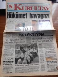 Büyük Kurultay Gazetesi - Turkish Newspaper - 19 Ocak 1998 - Ercan Karakaş Müjde Ar uğruna yuvasını yıktı fotoğraf - DYP'li eski bakanlardan Gökberk Ergenekon ses sanatçısı Nilüfer ile birlikte fotoğraf - Yıldırım Aktuna Ajda Pekkan ile beraber fotoğraf - hükümet hava gazı - Mustafa Kalemli meclisin itibarının korunması gerektiğini en çok dile getiren Başkan oydu - Refah Partisi kapatıldı - Abdullah Çatlı ve arkadaşları ASALA'yı etkisiz kıldı - öğretmenler yurt çapında fişleniyor - Samsun'da Yeni Harman sigaralarının isim hakkıyla Akhisar sigara fabrikasının %51'ini alan British American Tobacco şirketine satış işleminin altından Cem Duna çıktı - Bizde başörtü yasak İngiltere'de serbest - Bulgaristan'da hala  3 bölgede Türk şehitliği var - Kürt göçünde Talabani parmağı - Ahde Vefa ve ülkücüler - Rahmetli İlhan Darendelioğlu - Onbir Ayın Sultanı Ramazan sayfası - millet iftarını sokaklarda yapıyor - şehitler ölmez yazan Hasan Küçük - Tek Yol MHP yazan Hasan Basri Pehlivan