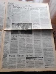 Büyük Kurultay Gazetesi - Turkish Newspaper - 19 Ocak 1998 - Ercan Karakaş Müjde Ar uğruna yuvasını yıktı fotoğraf - DYP'li eski bakanlardan Gökberk Ergenekon ses sanatçısı Nilüfer ile birlikte fotoğraf - Yıldırım Aktuna Ajda Pekkan ile beraber fotoğraf - hükümet hava gazı - Mustafa Kalemli meclisin itibarının korunması gerektiğini en çok dile getiren Başkan oydu - Refah Partisi kapatıldı - Abdullah Çatlı ve arkadaşları ASALA'yı etkisiz kıldı - öğretmenler yurt çapında fişleniyor - Samsun'da Yeni Harman sigaralarının isim hakkıyla Akhisar sigara fabrikasının %51'ini alan British American Tobacco şirketine satış işleminin altından Cem Duna çıktı - Bizde başörtü yasak İngiltere'de serbest - Bulgaristan'da hala  3 bölgede Türk şehitliği var - Kürt göçünde Talabani parmağı - Ahde Vefa ve ülkücüler - Rahmetli İlhan Darendelioğlu - Onbir Ayın Sultanı Ramazan sayfası - millet iftarını sokaklarda yapıyor - şehitler ölmez yazan Hasan Küçük - Tek Yol MHP yazan Hasan Basri Pehlivan