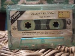 ÖZDEMİR ERDOĞAN İKİNCİ BAHAR KARTONETSİZ KASET