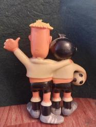 1974 FIFA Dünya Kupası'nın resmi maskotları olan Tip ve Tap 13 x 11 cm. Tarih: 1974 yılında Batı Almanya'da düzenlenen Dünya Kupası için tasarlanmıştır.  Detaylar: Maskotlar, Batı ve Doğu Almanya'yı temsil eden iki kardeştir.  Sembolizm: Üzerlerindeki 