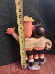 1974 FIFA Dünya Kupası'nın resmi maskotları olan Tip ve Tap 13 x 11 cm. Tarih: 1974 yılında Batı Almanya'da düzenlenen Dünya Kupası için tasarlanmıştır.  Detaylar: Maskotlar, Batı ve Doğu Almanya'yı temsil eden iki kardeştir.  Sembolizm: Üzerlerindeki 