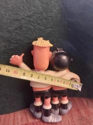 1974 FIFA Dünya Kupası'nın resmi maskotları olan Tip ve Tap 13 x 11 cm. Tarih: 1974 yılında Batı Almanya'da düzenlenen Dünya Kupası için tasarlanmıştır.  Detaylar: Maskotlar, Batı ve Doğu Almanya'yı temsil eden iki kardeştir.  Sembolizm: Üzerlerindeki 