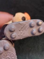 1974 FIFA Dünya Kupası'nın resmi maskotları olan Tip ve Tap 13 x 11 cm. Tarih: 1974 yılında Batı Almanya'da düzenlenen Dünya Kupası için tasarlanmıştır.  Detaylar: Maskotlar, Batı ve Doğu Almanya'yı temsil eden iki kardeştir.  Sembolizm: Üzerlerindeki 