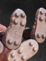 1974 FIFA Dünya Kupası'nın resmi maskotları olan Tip ve Tap 13 x 11 cm. Tarih: 1974 yılında Batı Almanya'da düzenlenen Dünya Kupası için tasarlanmıştır.  Detaylar: Maskotlar, Batı ve Doğu Almanya'yı temsil eden iki kardeştir.  Sembolizm: Üzerlerindeki 