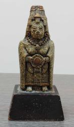 Meksika, Aztek/Yüksek Rütbeli Kadın Temalı Heykel. Yeşil Malakit (Malahit) Taşlı, Karışık Reçine Döküm ve Ahşap Kaideli. 1950-1960'ler. Mükemmel Detaylı ve Zanaatkarlar Tarafından Özenle Üretilmiştir. (6x8,5x16,5 cm)