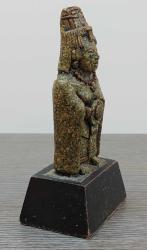 Meksika, Aztek/Yüksek Rütbeli Kadın Temalı Heykel. Yeşil Malakit (Malahit) Taşlı, Karışık Reçine Döküm ve Ahşap Kaideli. 1950-1960'ler. Mükemmel Detaylı ve Zanaatkarlar Tarafından Özenle Üretilmiştir. (6x8,5x16,5 cm)