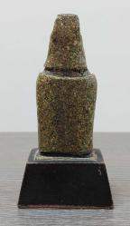 Meksika, Aztek/Yüksek Rütbeli Kadın Temalı Heykel. Yeşil Malakit (Malahit) Taşlı, Karışık Reçine Döküm ve Ahşap Kaideli. 1950-1960'ler. Mükemmel Detaylı ve Zanaatkarlar Tarafından Özenle Üretilmiştir. (6x8,5x16,5 cm)