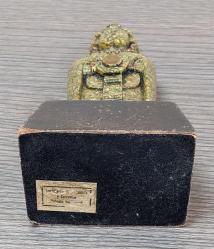 Meksika, Aztek/Yüksek Rütbeli Kadın Temalı Heykel. Yeşil Malakit (Malahit) Taşlı, Karışık Reçine Döküm ve Ahşap Kaideli. 1950-1960'ler. Mükemmel Detaylı ve Zanaatkarlar Tarafından Özenle Üretilmiştir. (6x8,5x16,5 cm)